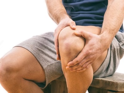 Knee Pain: सर्दियों के समय घुटने में हो दर्द तो हो सकते हैं ये कारण, यहां जानें