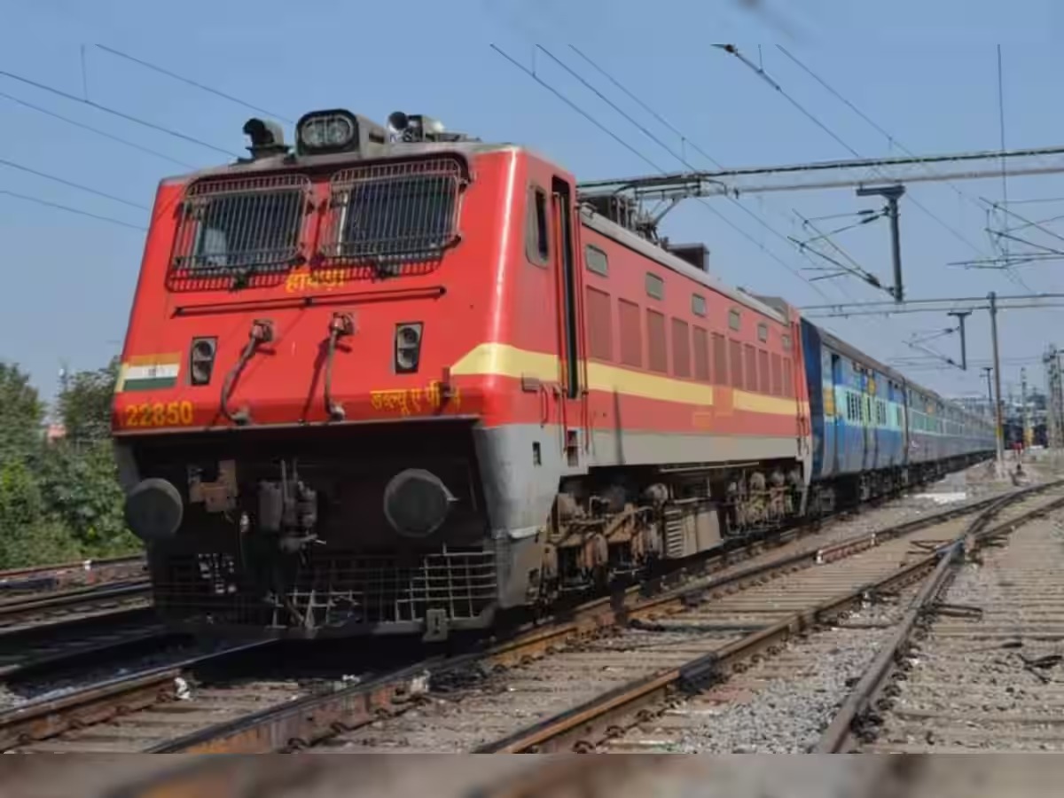 Indian Railways: यात्रीगण ध्यान दें! रेलवे ने आज कई ट्रेनों को किया कैंसल, कहीं जाने से पहले चेक करें लिस्ट