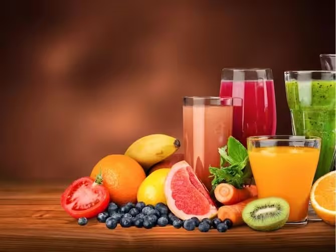 Fruit juice vs Fruit: फलों का जूस या फल? जानें इस मौसम में क्या है फायेदमंद