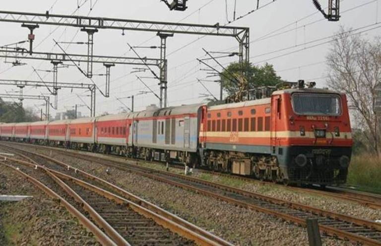 Railway Alert News: यात्रियों की भीड़ को देखते हुए बैंगलुरु – दानापुर के बीच चलेगी स्पेशल ट्रेन, जानें ट्रेन का शेड्यूल