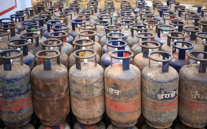 LPG Price Reduced: ग्राहकों को मिली खुशखबरी, कम हुए देश भर में LPG सिलेंडर के दाम