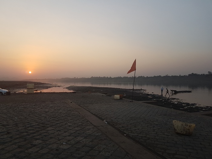 MP News: भक्ति में डूबे हजारों भक्त, मां नर्मदा की पैदल यात्रा तय कर रहे श्रद्धालु