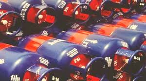 LPG Price 2024: नए साल पर सस्ते हुए सिलेंडर, जल्द ही घटेगा प्लेन का भी किराया