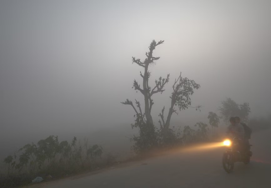 Weather: शहरों में कम और गांव में ज्यादा देर टिकता है कोहरा, जानें वजह