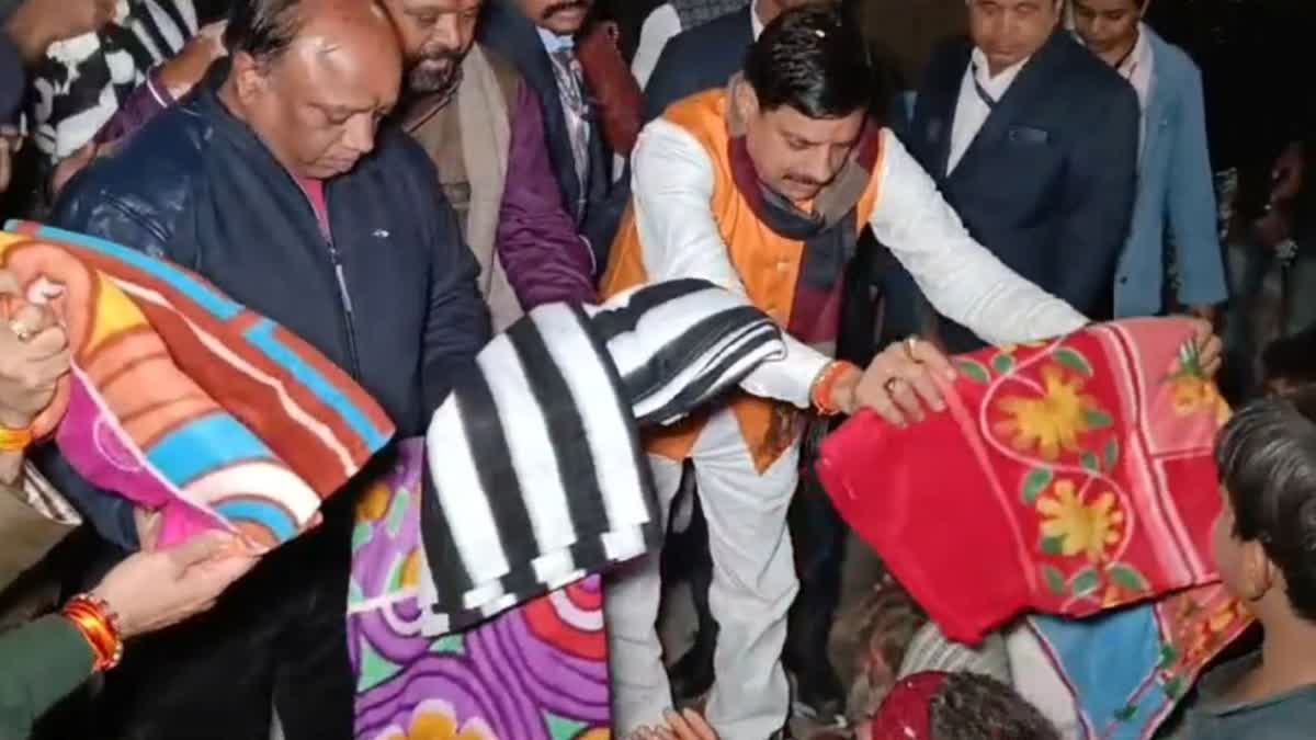 CM Mohan Yadav: रात में उज्जैन की सड़कों पर निकले CM मोहन, फुटपाथ पर सो रहे लोगों को बांटे कंबल