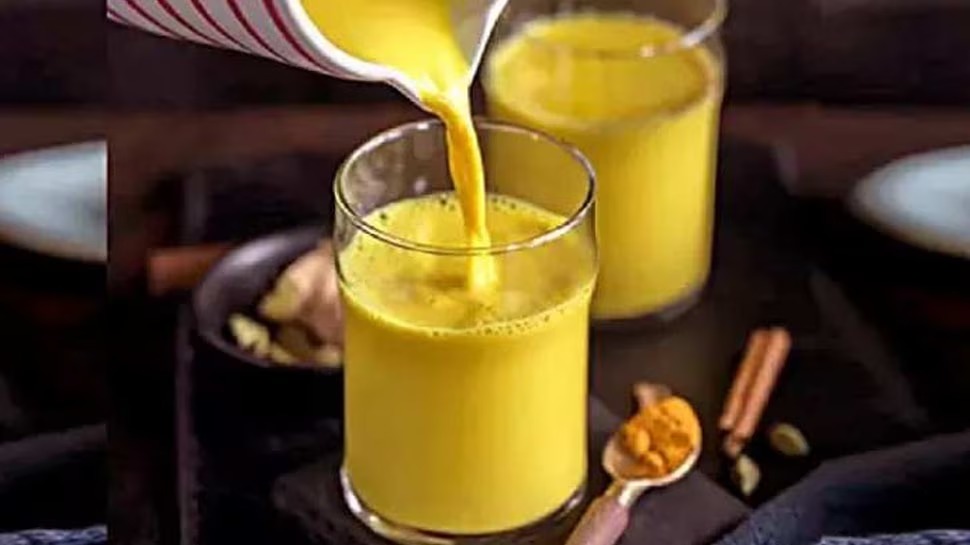 Turmeric Milk: ये लोग भूलकर भी न पियें हल्दी वाला दूध, सेहत के लिए हो सकता है नुकसानदायक