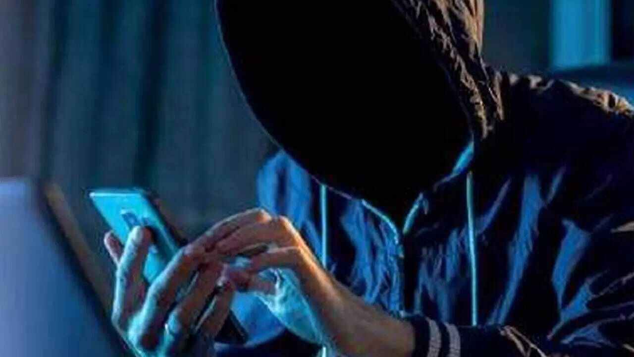 Crime: 20 साल के युवक ने बदला युवक का मोबाइल सिम, खाते से उड़ाए 90 लाख