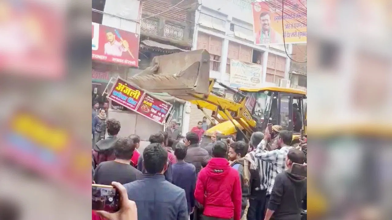 MP News: जबलपुर में नगर निगम की गुंडागर्दी! JCB से तोड़ा दुकानदार का ठेला, Video वायरल