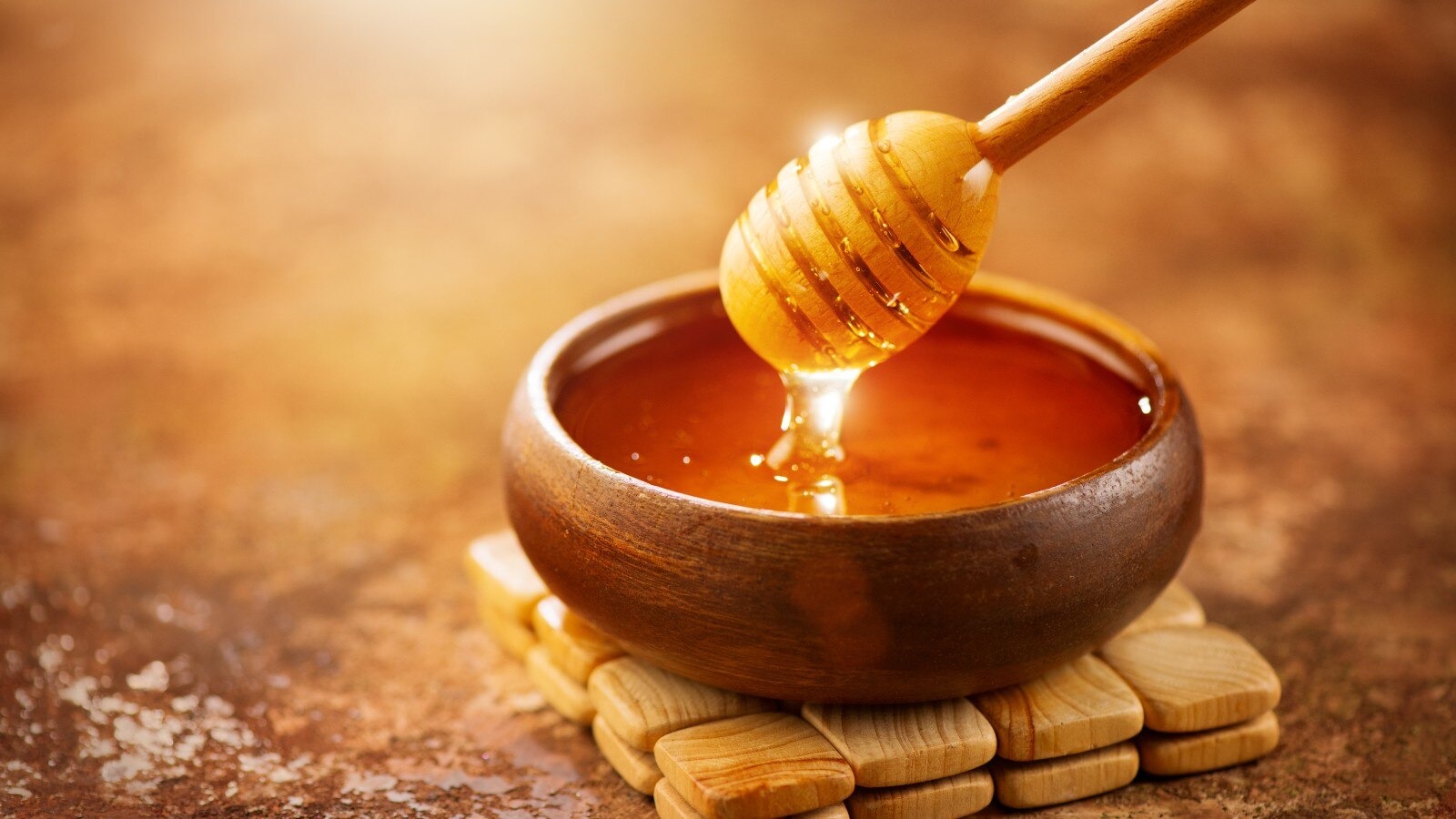 Honey: सर्दियों में शहद खाने के हैं कई फायदे, इन बीमारियों से रखेगा दूर