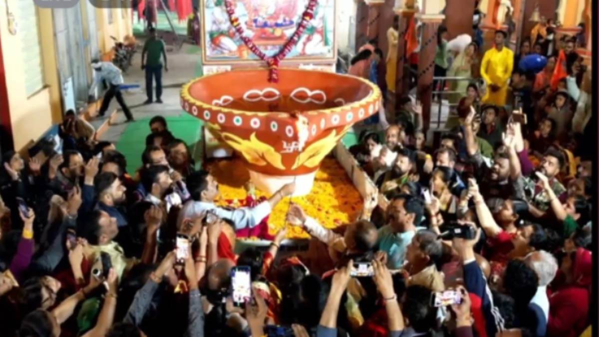 Khandwa News: खंडवा के इस मंदिर में प्रदेश का सबसे बड़ा दीपक, जमीन से आसमान तक जगमगाएगी राम ज्योत