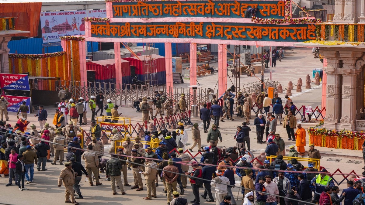 Ram Mandir: सज गई अयोध्या नगरी! महिलाएं और पुरूष क्या पहनकर जाएं, जानें सबकुछ 