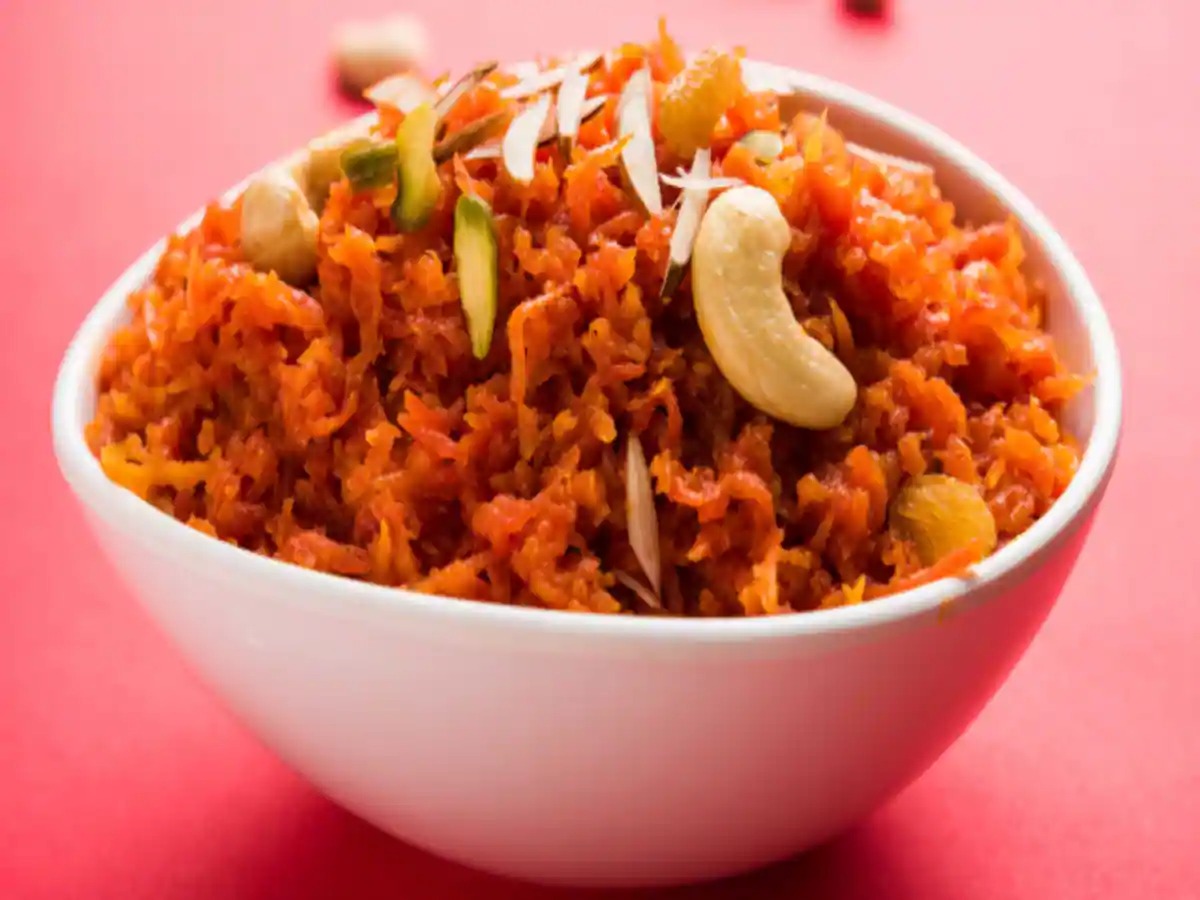 Gajar Ka Halwa: सर्दियों में ऐसे बनाएं टेस्टी गाजर का हलवा, उंगलियां चाटते रह जाएंगे 