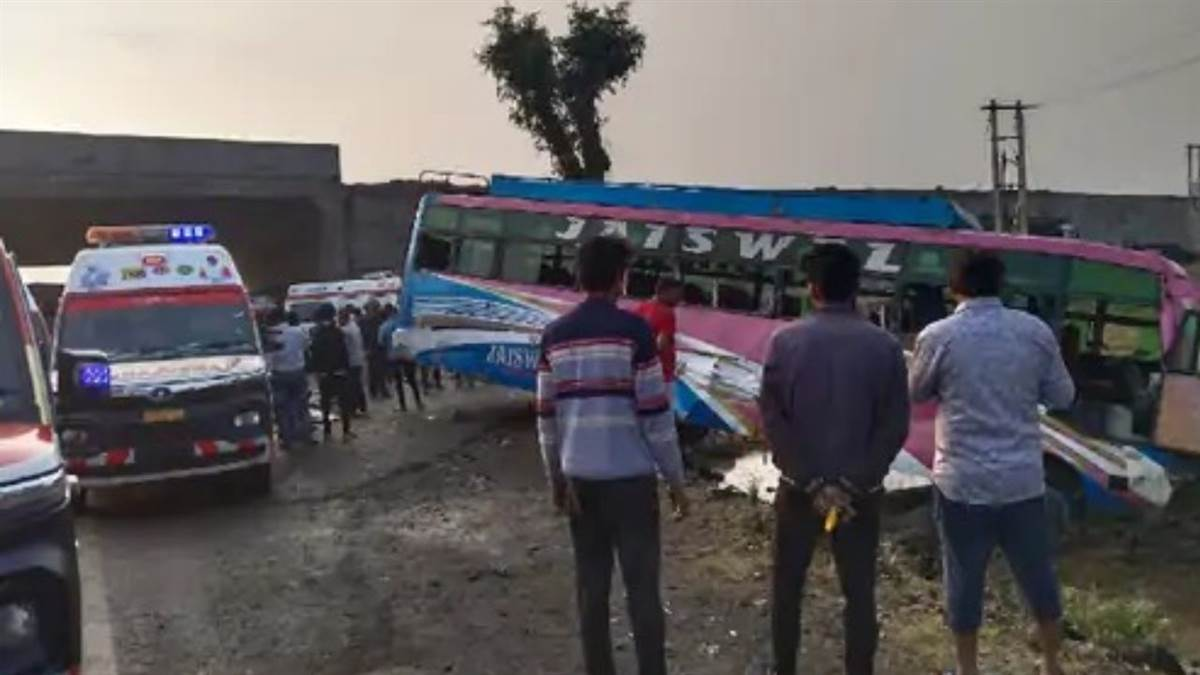 Khandwa Accident: खंडवा में हादसा! बस और डंपर की हुई टक्कर, कई लोग घायल