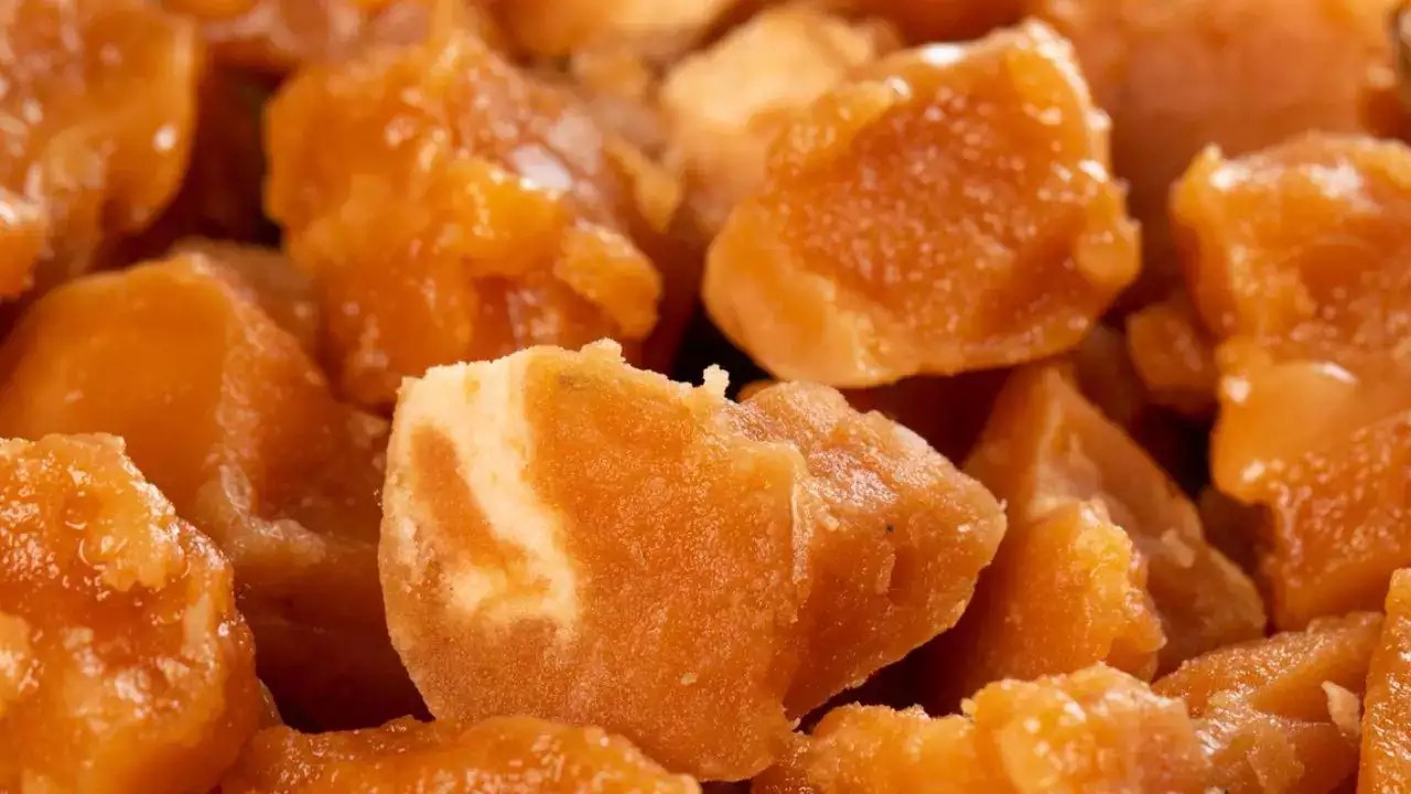 Jaggery: पैरों में सूजन हो या कब्ज की समस्या, गुड़ खाने से कई बीमारियों में मिलता है फायदा, जानें