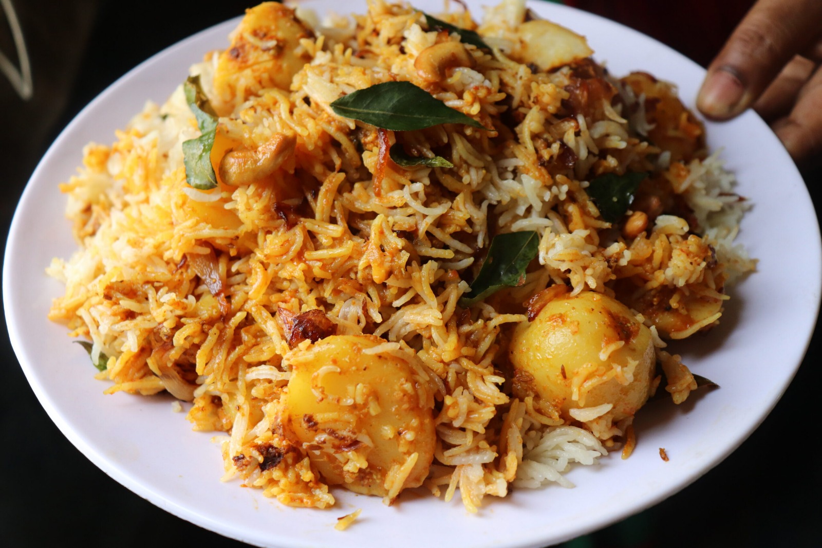 Dum Aloo Biryani: घर पर बनाएं ऐसे टेस्टी दम आलू बिरयानी, जानें रेसिपी