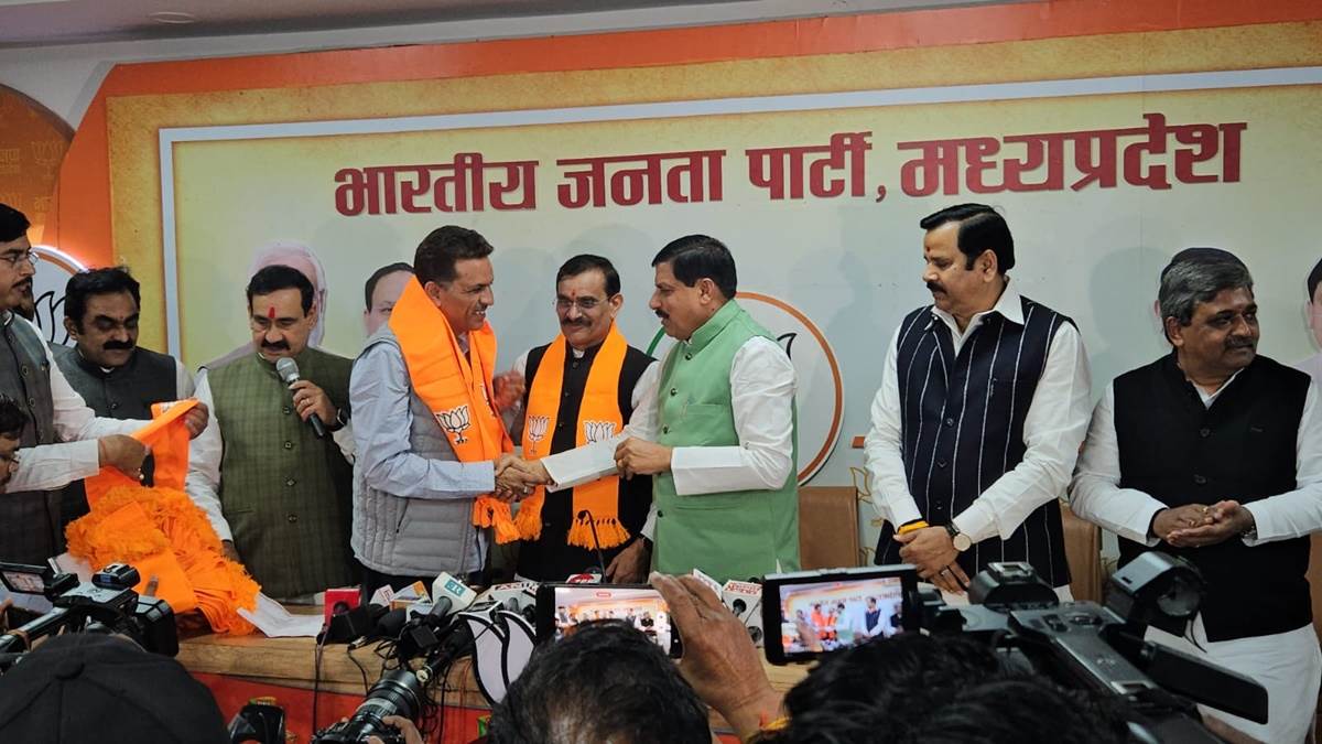 Jabalpur Congress Mayor Join BJP: कांग्रेस को MP में लगा बड़ा झटका, इस नेता ने थामा BJP का दामन 