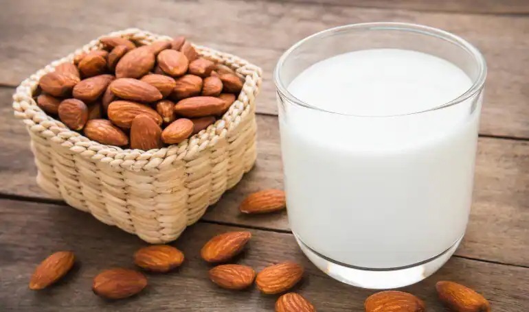 Milk Benefits: दूध में मिलाएं ये 5 चीजें, होंगे गजब के फायदे