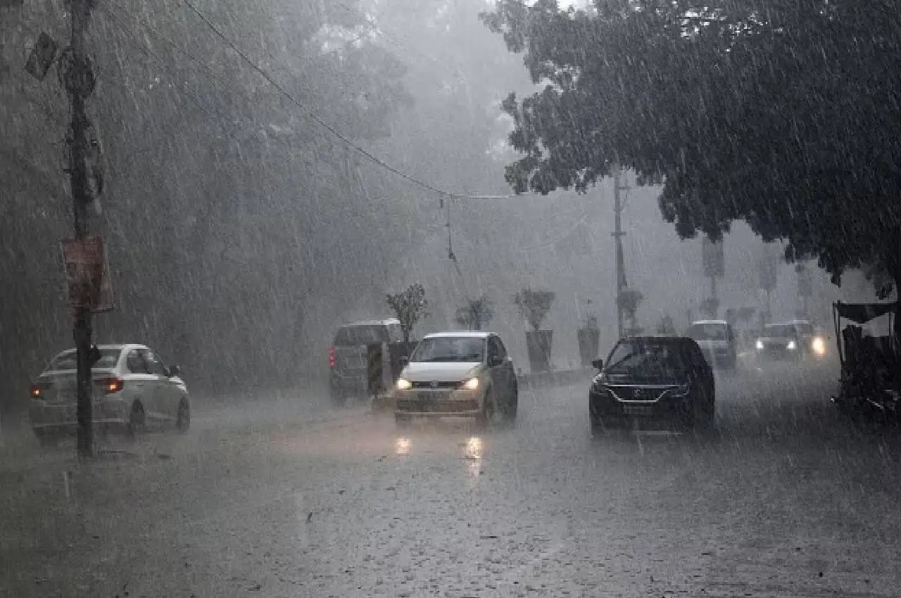 MP Weather: मध्य प्रदेश के कई जिलों में गरज चमक के साथ बारिश, मौसम विभाग ने जारी की चेतावनी