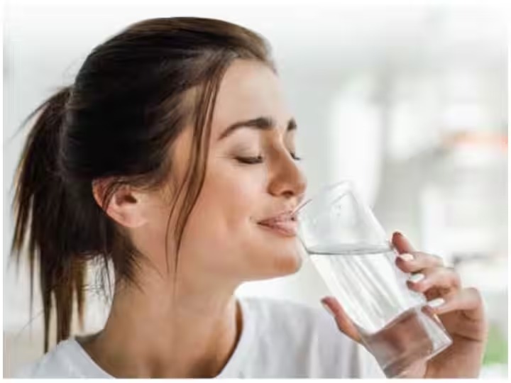 Benefits of drinking water: सुबह उठकर खाली पेट पानी पीने से शरीर को होते हैं कई फायदे, जानकर रह जाएंगे दंग