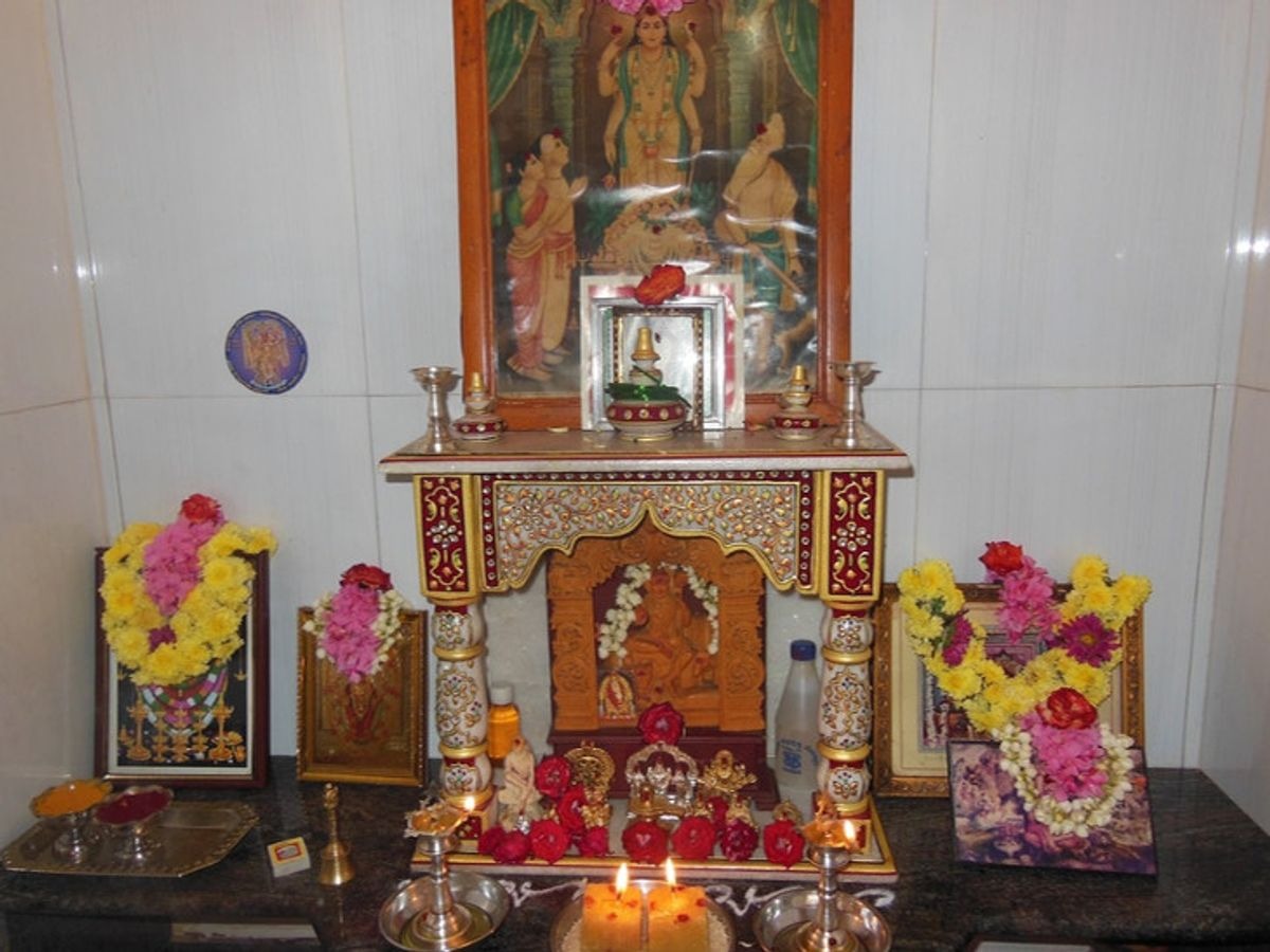 Kuldevi- Devta Puja : कहीं नाराज तो नहीं हैं आपके कुलदेवी-देवता? मनाने के लिए अपनाएं ये उपाय