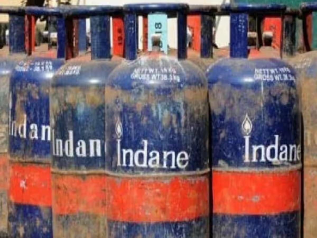 LPG Price Hike: महीने के पहले दिन महंगाई की मार! इतने रूपये महंगा हुआ कमर्शियल एलपीजी सिलेंडर