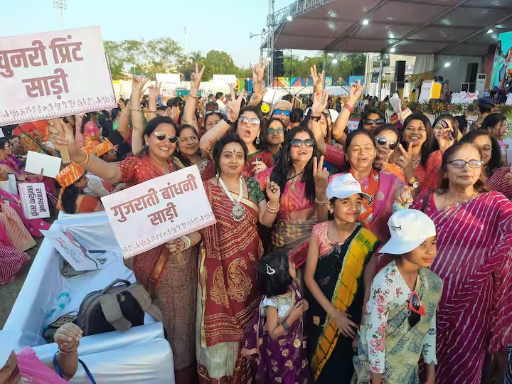 Indore Saree Walkathon: इंदौर ने साड़ी वॉकथॉन में बनाया विश्व रिकॅार्ड, कई हजार महिलाओं ने लिया हिस्सा