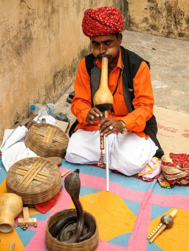 भारत में यहां सांप के साथ सोते हैं लोग