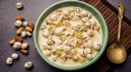 Makhana With Milk: दूध और मखाने को एकसाथ खा सकते हैं या नही? जानें