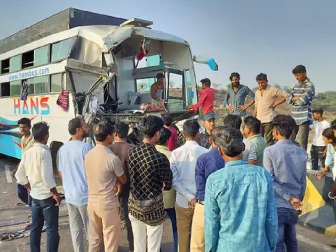 MP Road Accident: खरगोन के मुंबई आगरा हाईवे पर हुआ हादसा, बस और ट्रक की टक्कर में 20 यात्री घायल