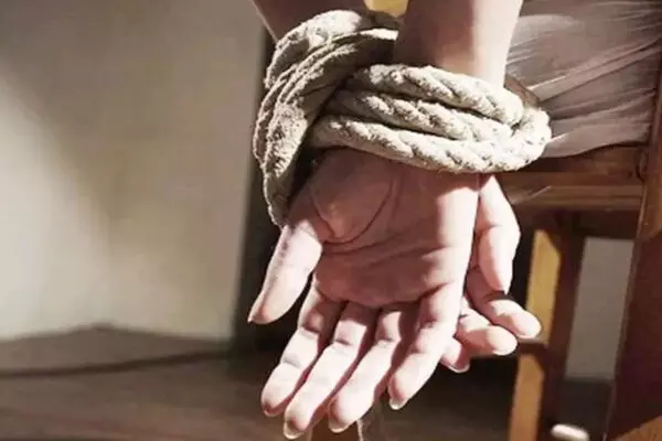 Guna Crime: लड़की के साथ हैवानियत, बेल्ट से पीटा, जख्मों पर लगाई मिर्च, फेवीक्विक से चिपकाए होंठ 