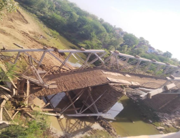 Morena: क्वारी नदी पर अंग्रेजों के जमाने का बना पुल गिरा, 5 की हालत गंभीर