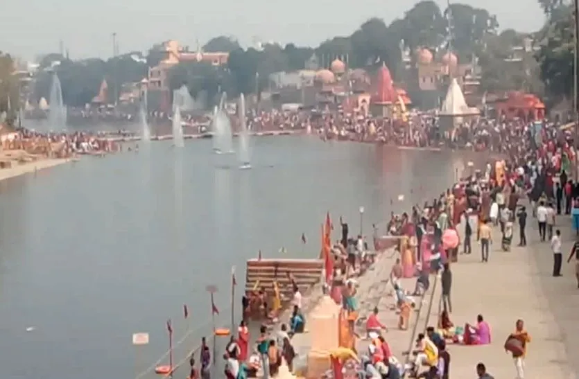 Ujjain: उज्जैन में सोमवती अमावस्या पर शिप्रा नदी में स्नान के लिए भक्तों का उमड़ा सैलाब