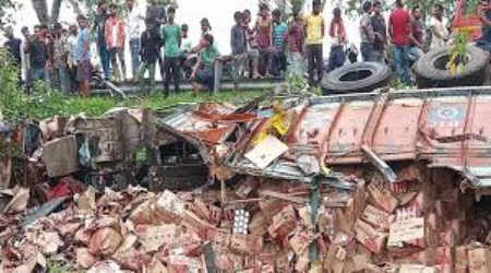 MP Accident: बीयर से भरा ट्रक पलटा, लूटने लगे लोग तभी अचानक…