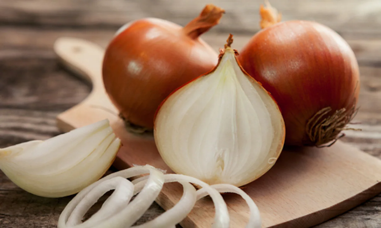 Raw Onions: सेहत के लिए भी अच्छा है कच्चा प्याज, गर्मी में खाएंगे तो होंगे ये फायदे