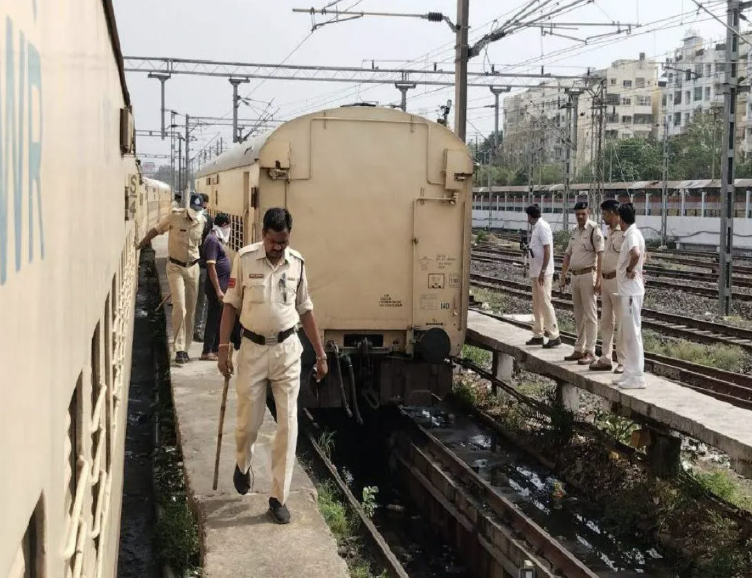 Indore Railway Station: ट्रेन के कोच में मिली महिला की लाश, शहर में मची सनसनी