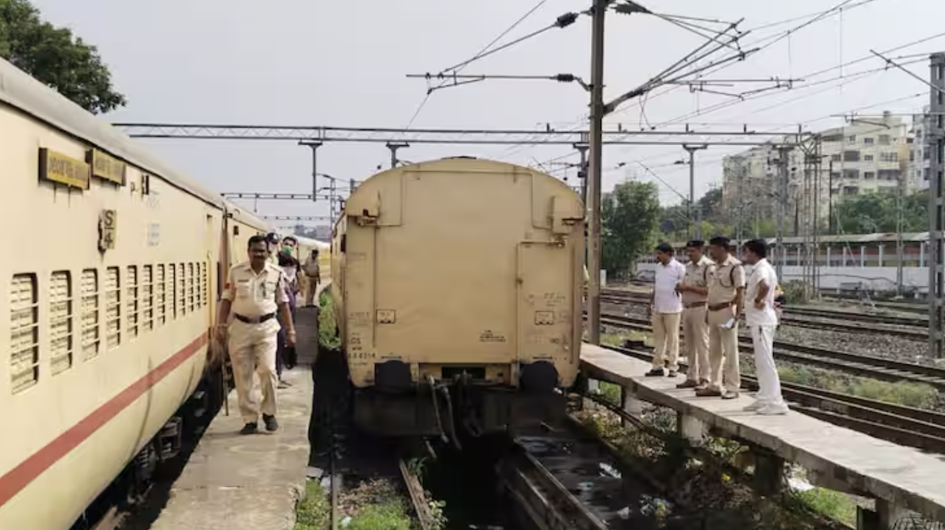 Indore Train Murder: ट्रेन में मिले शव के टुकड़े, 60 वर्षीय आरोपी गिरफ्तार