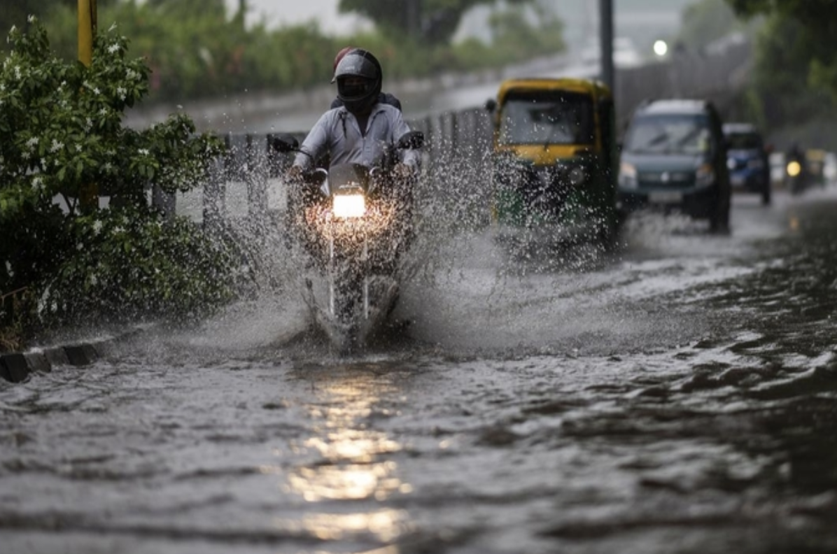 MP Weather: मध्य प्रदेश के कई जिलों में बारिश का रेड अलर्ट, जनजीवन अस्त-व्यस्त