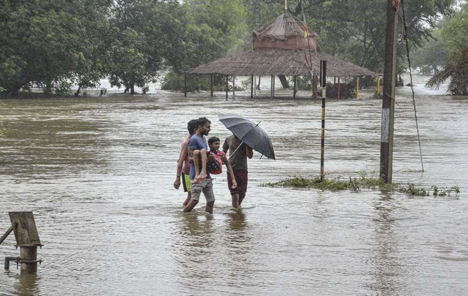 MP Weather Update: मध्य प्रदेश में भारी बारिश, 22 जिलों में रेड अलर्ट, बाढ़ का खतरा