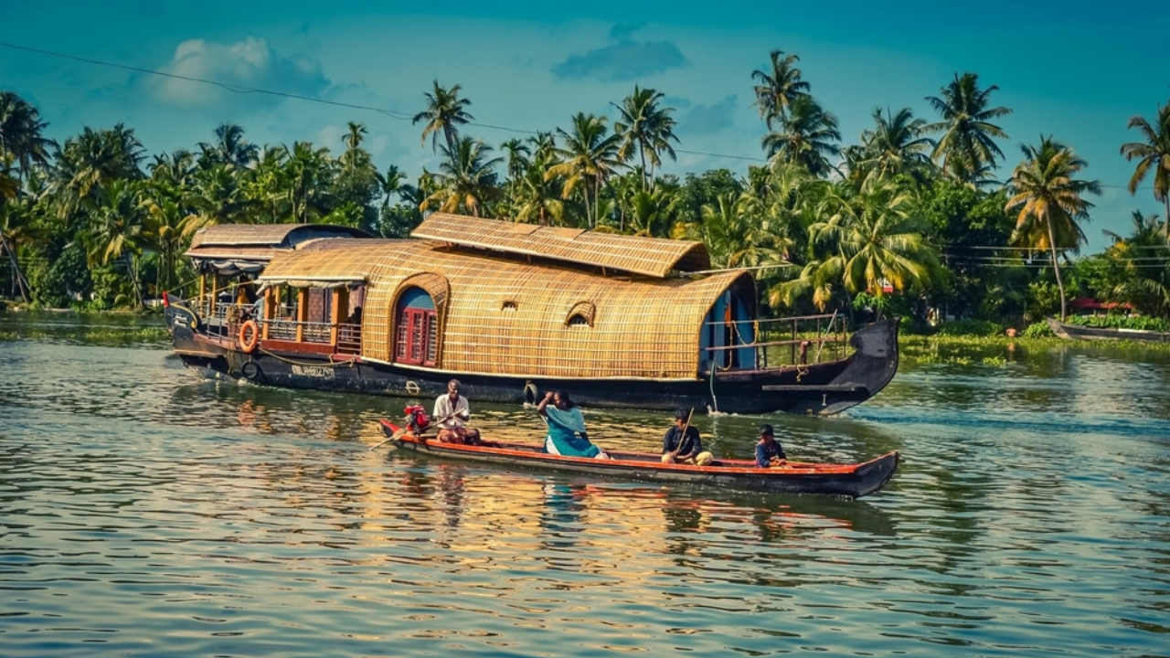 July Travel Trip: अगर आप जुलाई में कहीं बाहर घूमने का सोच रहे हैं तो ये जगहें मौसम के हिसाब से है बेस्ट