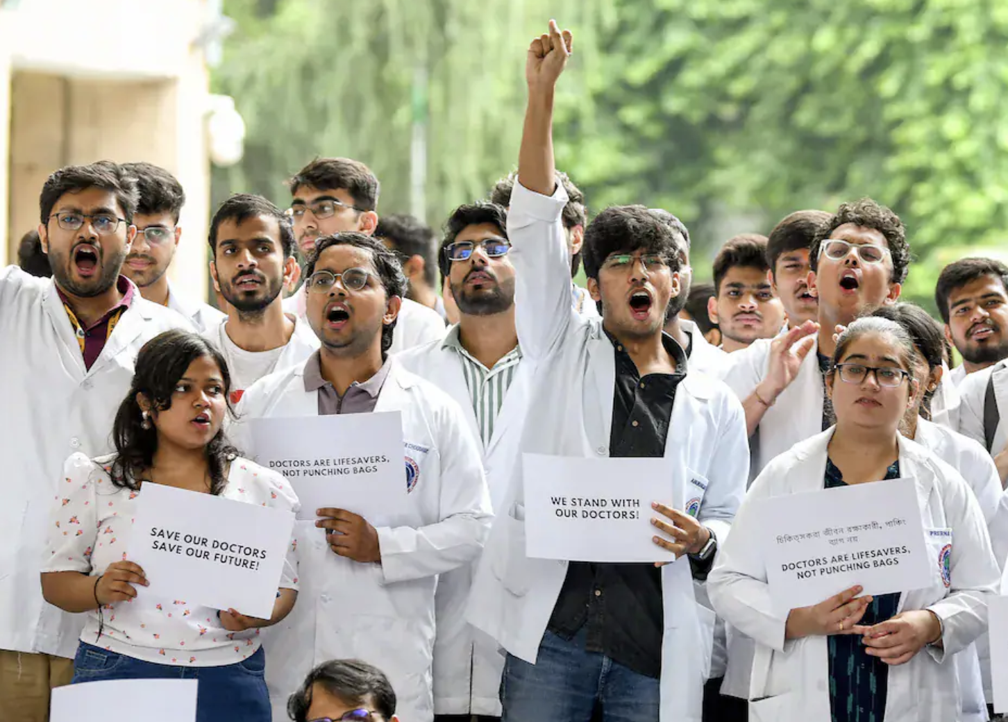 Doctors Protest: इंदौर में डॉक्टरों की हड़ताल से स्वास्थ्य सेवाएं प्रभावित, अस्पतालों में सुरक्षा की मांग