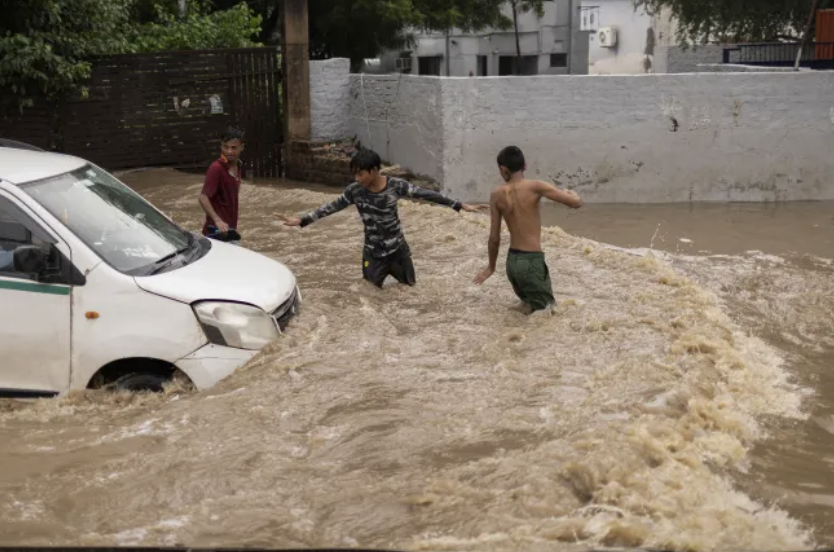 MP Weather: MP में भारी बारिश का कहर, 12 जिलों में रेड अलर्ट, कई इलाकों में बाढ़ के हालात