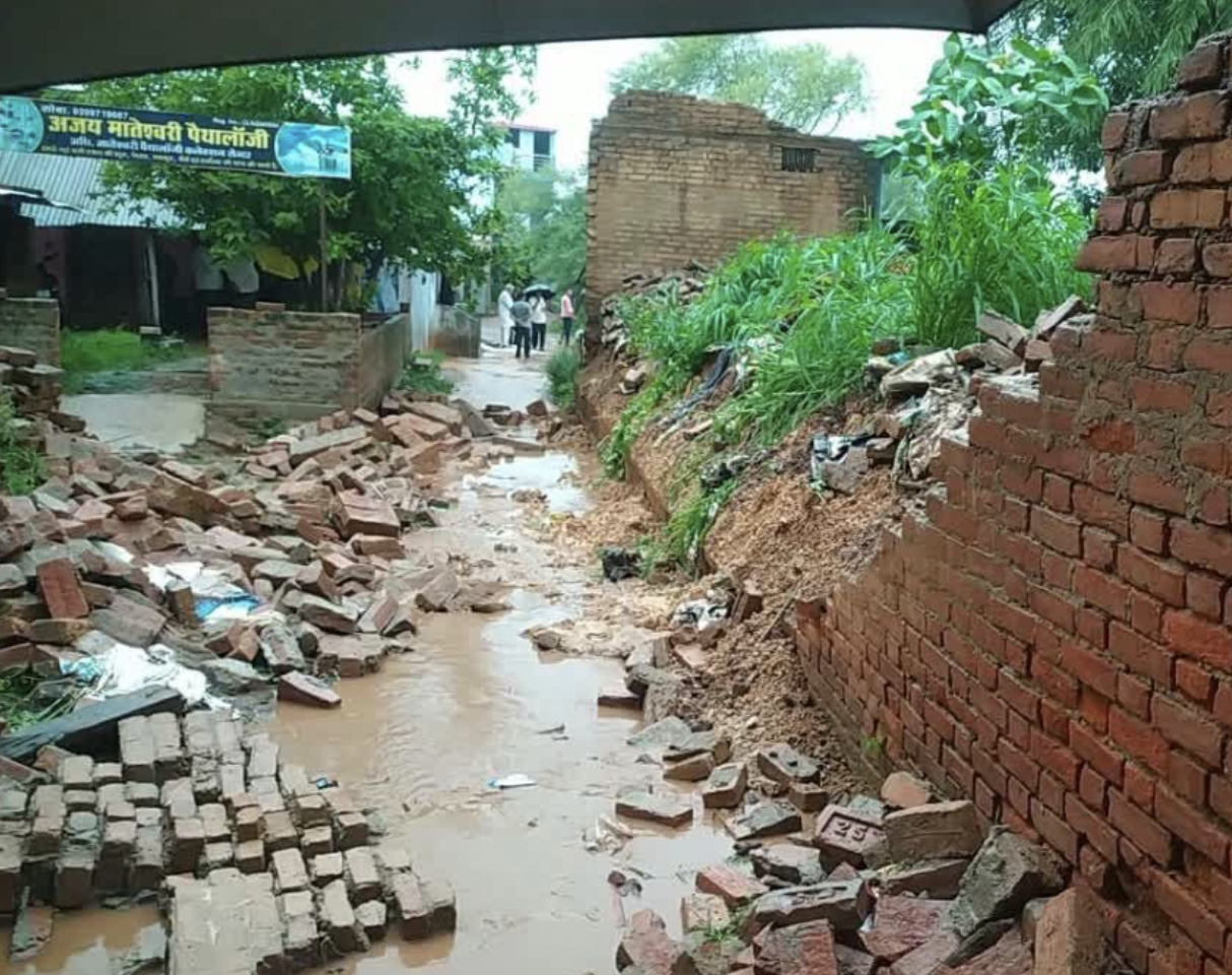 Wall Collapsed: रीवा में बड़ा हादसा, स्कूल के छात्रों पर गिरी दीवार, 4 की मौत, 2 घायल