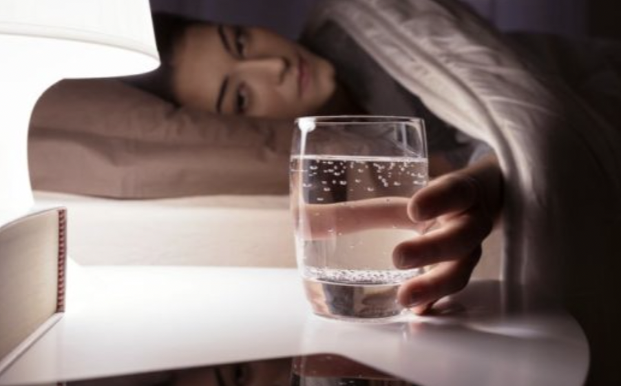 Thirst at Night: सोते हुए प्यास लगना हो सकता है बड़ी बीमारी का संकेत, जानें क्या कहते हैं विशेषज्ञ