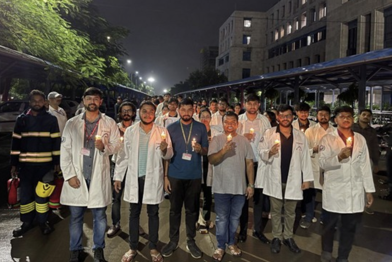 Candle March Protest: कोलकाता में महिला डॉक्टर की मौत पर, AIIMS भोपाल के डॉक्टरों ने किया कैंडल मार्च विरोध प्रदर्शन