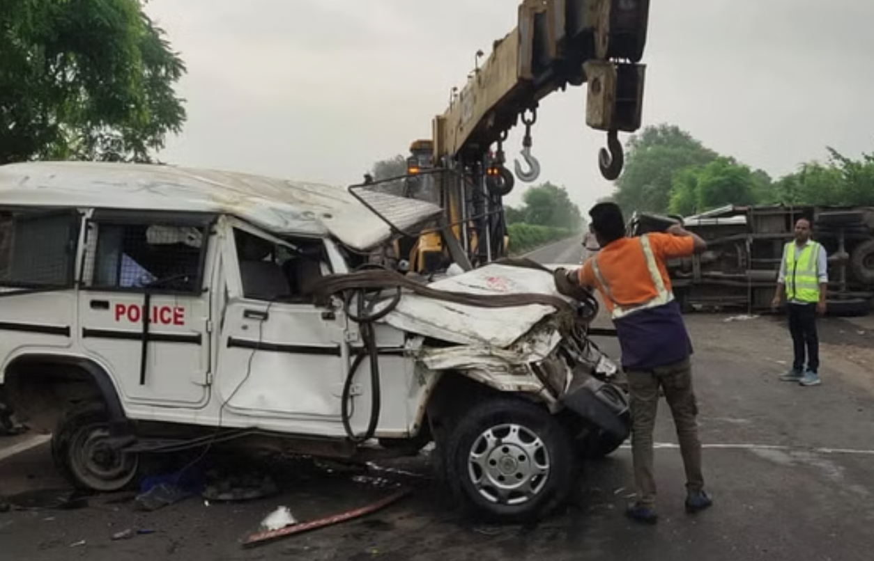 Road Accident: नीमच में पिकअप और पुलिस गाड़ी की भिड़ंत, 3 की मौत, 7 घायल