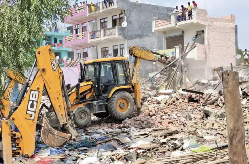 Bulldozer Action: अधिकारियों पर 28 राउंड फायरिंग ! 3 घंटे में मिट्टी में मिल गई लैंड माफिया की आलिशान कोठी